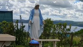 VIDEO Vaticanul „șterge” lacrimile de sânge de pe chipul Fecioarei Maria! Celebra statuie a fost declarată un fals
